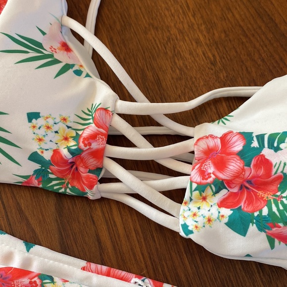 Gorgeous brand new floral bikini - Picture 3 of 4